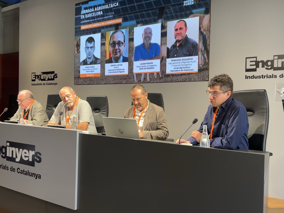 UNEFotovoltaica's tweet photo. .@ArnauUrgell periodista de @NacioDigital, modera la taula sobre les oportunitats que obre l’agrovoltaisme per als agricultors, amb @acatcoregants Unió de Pagesos i Joves Agricultors #JARC https://t.co/bV8C6aysLf