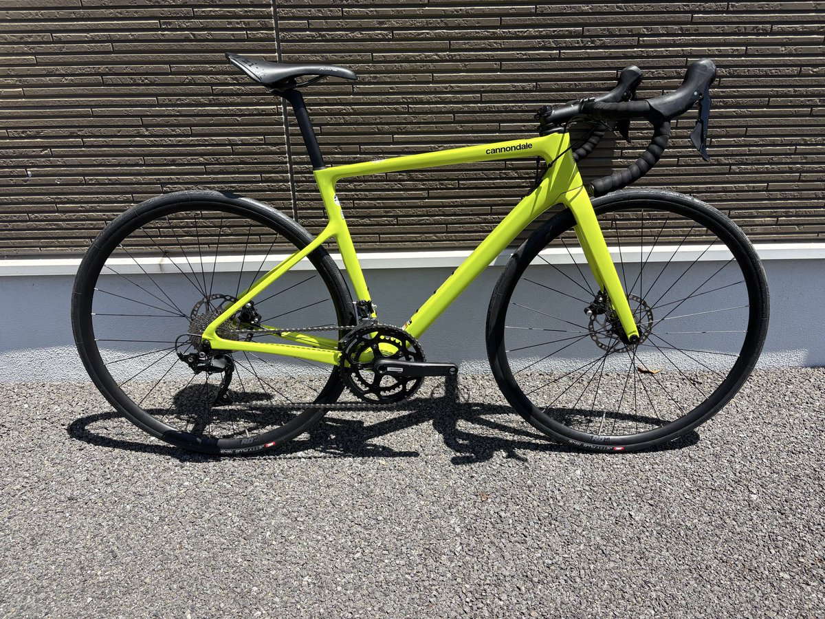 chio_games's tweet photo. 写真のcannondale supersix evo disc 105
51サイズ欲しい方いますか？
説明書等完備、北関東なら手渡し可能です。
2023年購入
屋内保管の為状態は基本良好、BB付近チェーン落ちキズ少々あります。

17万円、別途2万で専用カーボンシートポストつけます。
#ロードバイク物販　#ロードバイク販売 https://t.co/9hqTz1K8ye