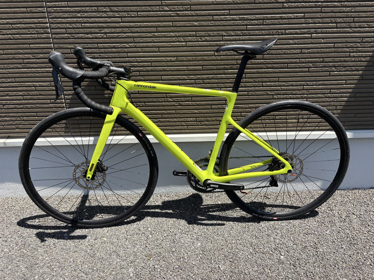 chio_games's tweet photo. 写真のcannondale supersix evo disc 105
51サイズ欲しい方いますか？
説明書等完備、北関東なら手渡し可能です。
2023年購入
屋内保管の為状態は基本良好、BB付近チェーン落ちキズ少々あります。

17万円、別途2万で専用カーボンシートポストつけます。
#ロードバイク物販　#ロードバイク販売 https://t.co/9hqTz1K8ye