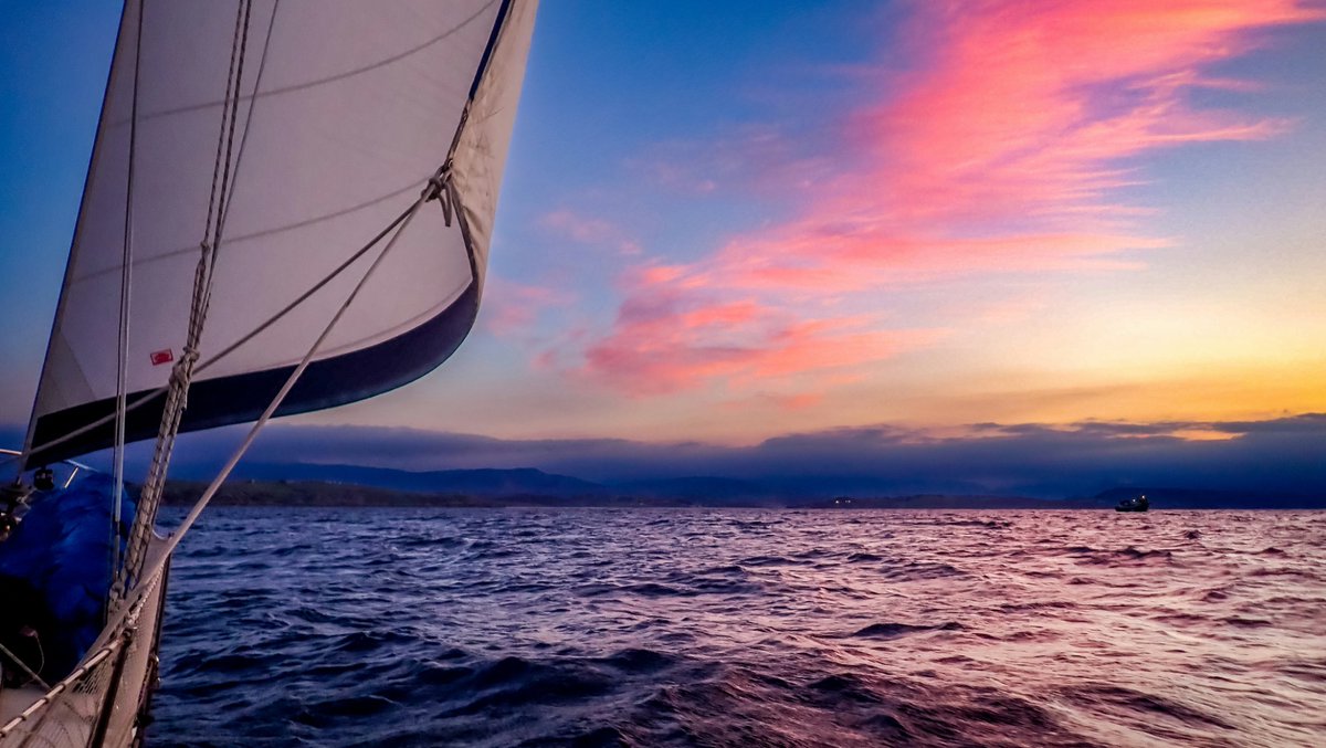 earthcurated's tweet photo. Forever be the person who always gets excited when the sky is in beautiful colors. https://t.co/XU2MdeZYZF