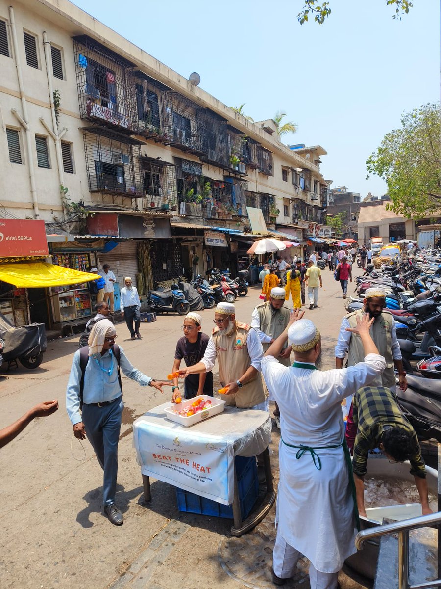 Bohras_India's tweet photo. Under the rising temperatures in #Mumbai, members gathered near Byculla railway station for a simple “Beat the Heat” campaign, distributing cold fruit juice packets to over 1,500 exhausted Mumbaikars, bringing smiles, relief, and compassion to weary passengers. https://t.co/AwTD2Wr5qW