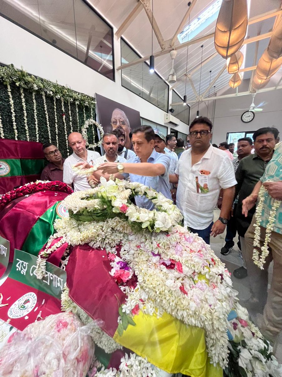 IamRiteshTiwari's tweet photo. মোহনবাগান রত্ন টুটু বসুকে শেষ শ্রদ্ধা জানাতে আজ মোহনবাগান তাঁবুতে… 💚❤️
যার নাম মোহনবাগানের ইতিহাসের সঙ্গে চিরকাল অঙ্গাঙ্গীভাবে জড়িয়ে থাকবে, সেই কিংবদন্তিকে আজ শেষবারের মতো প্রণাম জানাল অসংখ্য বাগান সমর্থকসহ ফুটবলপ্রেমী।
হরি ওঁ
#Mohunbagan #TutuBasu https://t.co/nWuGK2gNt1