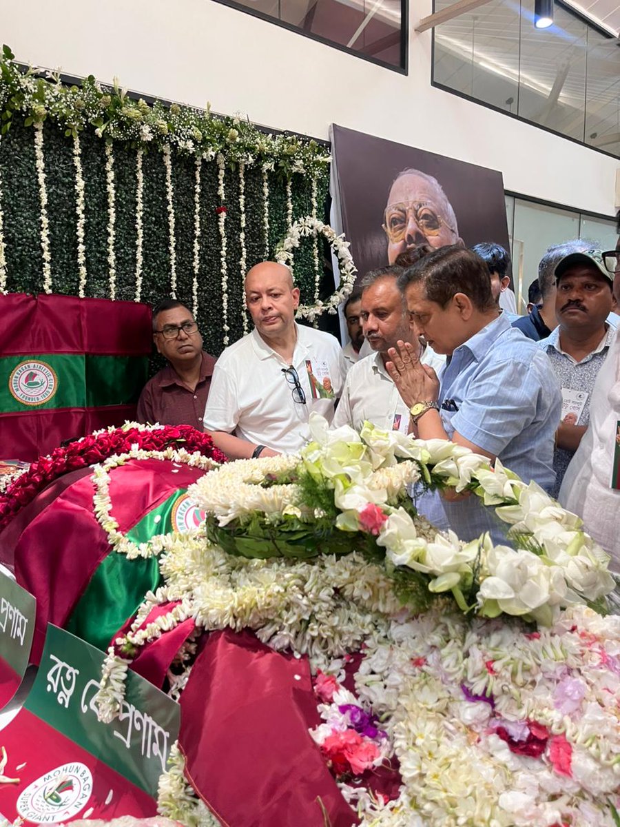 IamRiteshTiwari's tweet photo. মোহনবাগান রত্ন টুটু বসুকে শেষ শ্রদ্ধা জানাতে আজ মোহনবাগান তাঁবুতে… 💚❤️
যার নাম মোহনবাগানের ইতিহাসের সঙ্গে চিরকাল অঙ্গাঙ্গীভাবে জড়িয়ে থাকবে, সেই কিংবদন্তিকে আজ শেষবারের মতো প্রণাম জানাল অসংখ্য বাগান সমর্থকসহ ফুটবলপ্রেমী।
হরি ওঁ
#Mohunbagan #TutuBasu https://t.co/nWuGK2gNt1