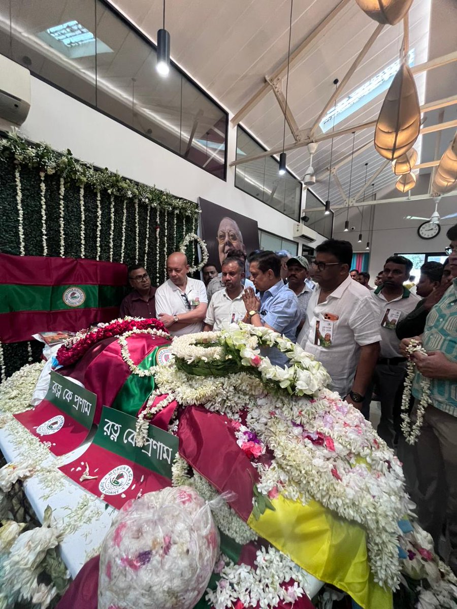 IamRiteshTiwari's tweet photo. মোহনবাগান রত্ন টুটু বসুকে শেষ শ্রদ্ধা জানাতে আজ মোহনবাগান তাঁবুতে… 💚❤️
যার নাম মোহনবাগানের ইতিহাসের সঙ্গে চিরকাল অঙ্গাঙ্গীভাবে জড়িয়ে থাকবে, সেই কিংবদন্তিকে আজ শেষবারের মতো প্রণাম জানাল অসংখ্য বাগান সমর্থকসহ ফুটবলপ্রেমী।
হরি ওঁ
#Mohunbagan #TutuBasu https://t.co/nWuGK2gNt1