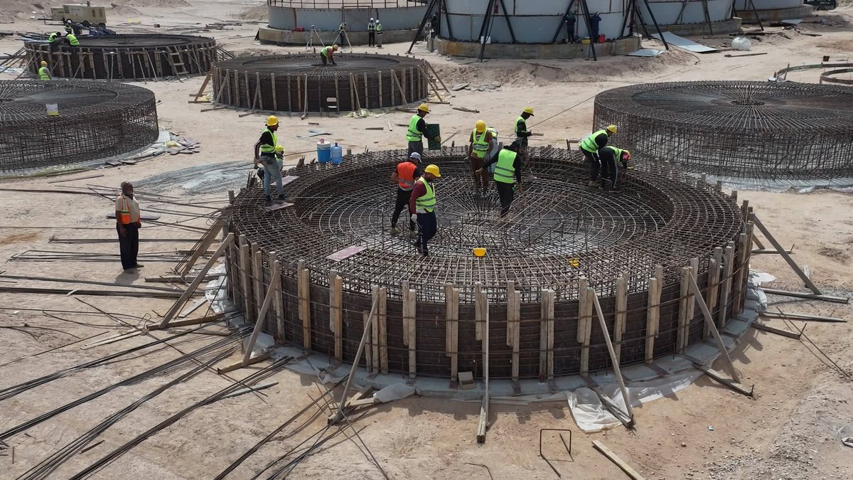 IraqProjects's tweet photo. تشهد المدينة حالياً تقدماً واضحاً في إنشاء المباني الإدارية والخدمية وتنفيذ البُنى التحتية والخدمات الأساسية التي شملت شبكات الطرق والمياه والمجاري والكهرباء والإتصالات والخدمات الساندة كما ان العمل جاري أيضاً على إنشاء معامل حديثة لإنتاج الأسفلت داخل المدينة https://t.co/qX0G3n0ZR7