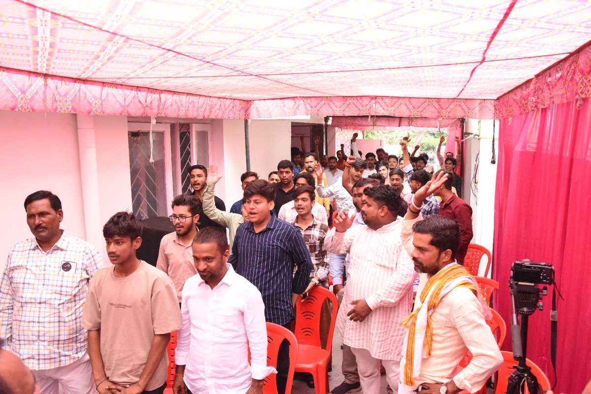 SabhajeetAAP's tweet photo. लखनऊ प्रदेश कार्यालय पर 'व्यापार प्रकोष्ठ' के प्रदेश अध्यक्ष श्री मनोज मिश्रा जी के नेतृत्व में प्रथम प्रादेशिक बैठक का सफल आयोजन हुआ।

इस दौरान प्रदेशभर से आए सैकड़ों साथियों ने संगठन को सशक्त बनाने का संकल्प लिया। https://t.co/bdqnilewHE