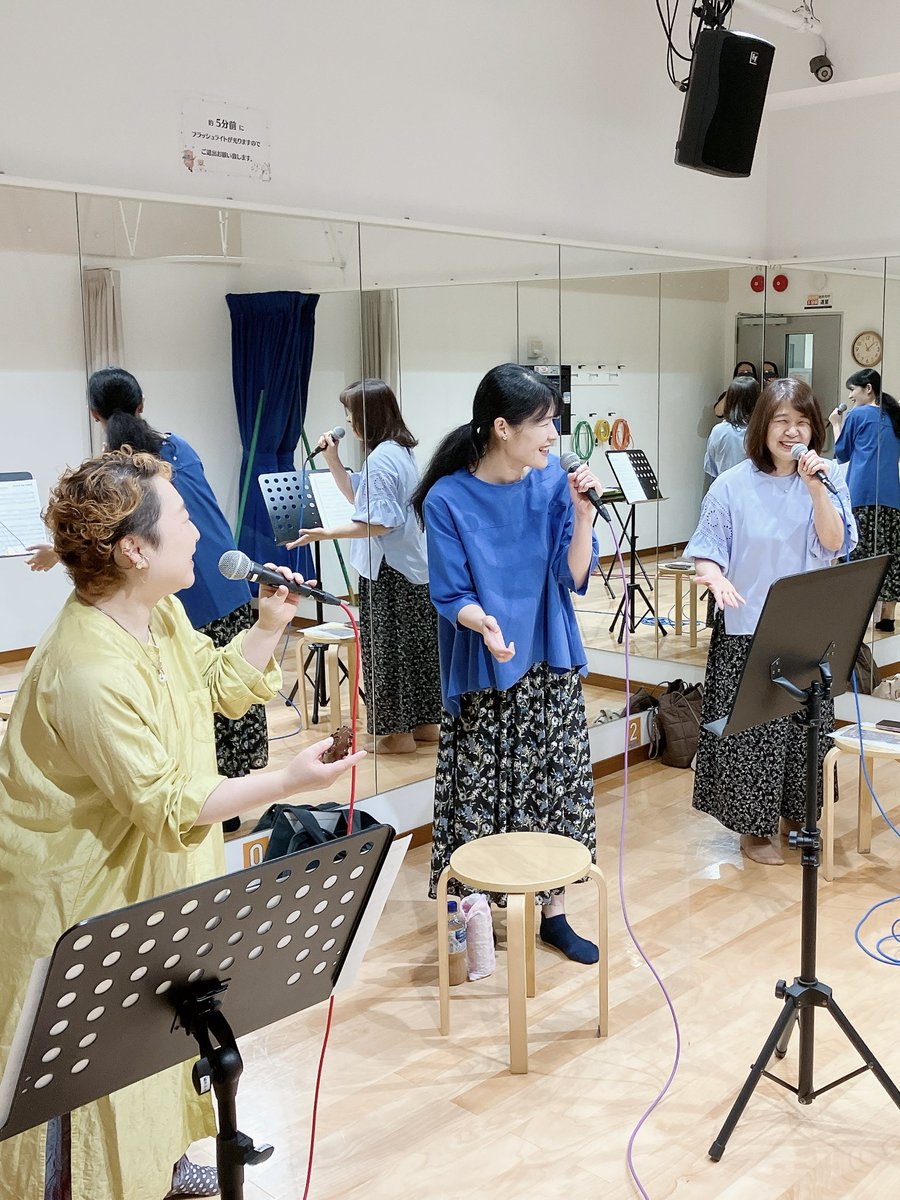 Orientale_319's tweet photo. 6月28日の本番に向けて本日は髙橋先生のレッスン🖐️

BASS ON TOP元町にて

SNS用にということで先生に撮っていただいた確信犯的な歌ってるフリ写真のため全員で大爆笑してます
先生に『別に止まらなくていいのに』と言われながら笑

レッスンを受けたことにより大幅な変更点が加わりました😱要暗記！ https://t.co/RUu8FnaRWL