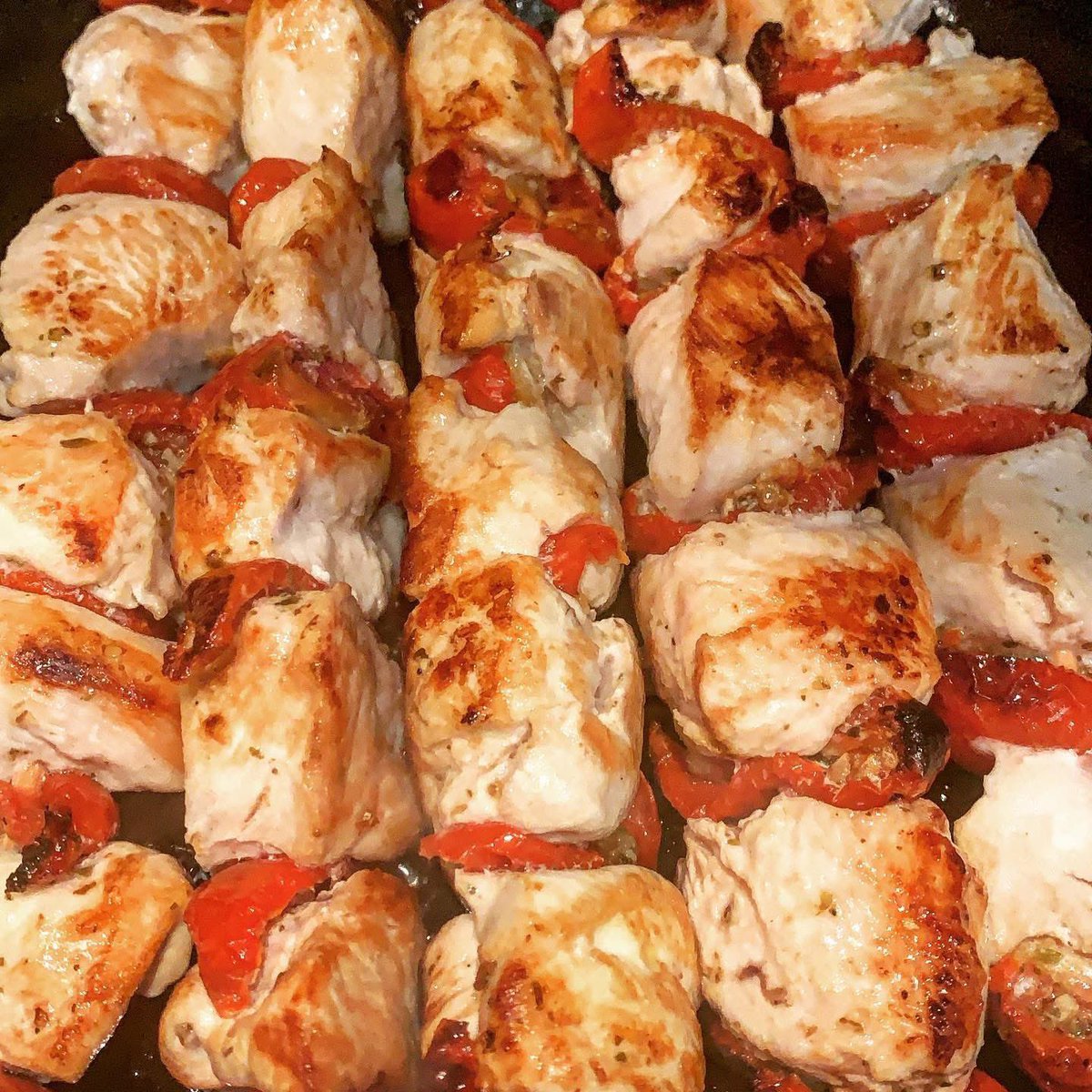 Langlai73410097's tweet photo. Comment ça va mon poulet ?
Je te sens à l’aise et bien doré .
Je t’invite dans ma gamelle pour te dévorer ! #poulet #diner #couscous #convivialité #partage #respect #equilibrealimentaire #plaisirsimple https://t.co/ieentVwCUS