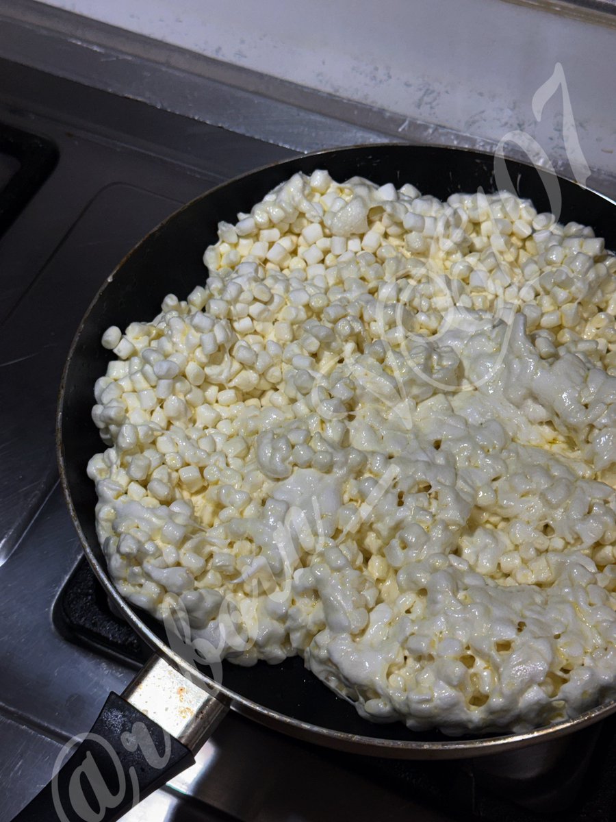 突然很想吃鹹鹹ㄉ雪Q餅，然後doremiso就做出來ㄌ，肉鬆可是用了整整一大罐，每一口都大滿足啊啊啊！ヾ(●´∇｀●)ﾉ

肉鬆ㄉ鹹香、餅乾ㄉ酥脆還有棉花糖的Q甜，救命！真的不可以這麼好吃ㄟ！！！

做了整整四大盒，哈哈哈哈哈瘋掉！
明天帶去公司請同事們吃\(//∇//)\
逼大家跟我一起變成小胖豬♡ https://t.co/3dIs2NmfNd