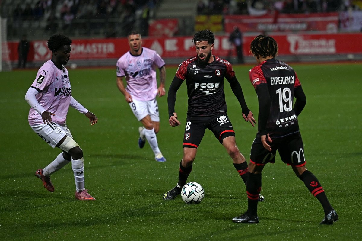 StatsPicot's tweet photo. 📊@asnlofficiel a utilisé 32 joueurs différents lors de cette saison de @Ligue2BKT 2025/26.

➡️Walid Bouabdeli est le joueur ayant disputé le plus de rencontres (33 sur 34).

#ASNL #BilanASNL #Ligue2BKT #Stats

📷Cédric Jacquot https://t.co/blXiuIGeMO