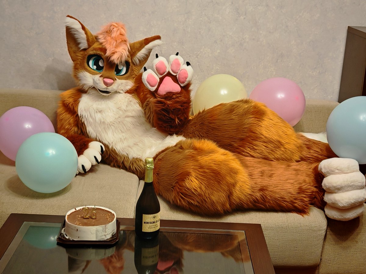 raukru's tweet photo. HAPPY BIRTHDAY TO ME 🥳😭
#furry #fursuit #fursuiter #furryfox https://t.co/aHj8nyjLvD