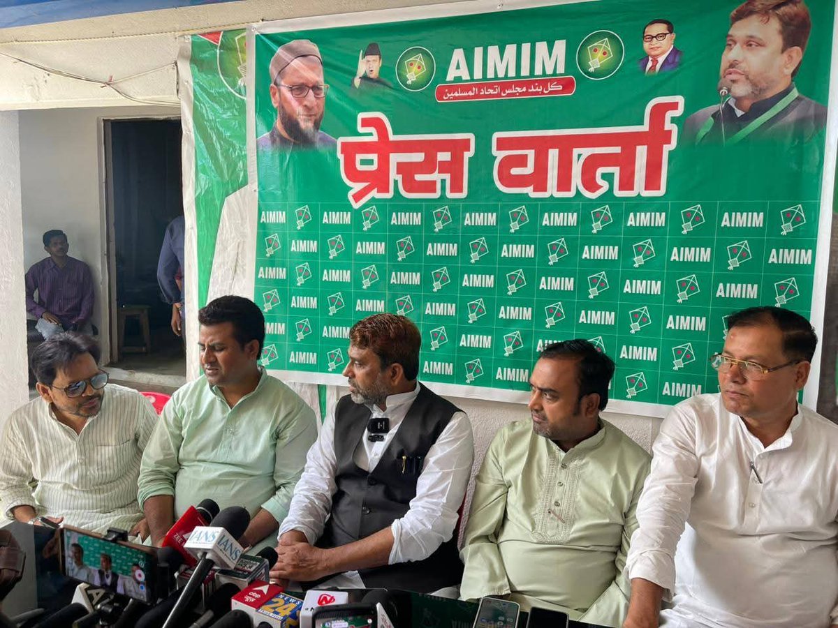 Faizanwer2002's tweet photo. स्कूलों में वंदे मातरम् को अनिवार्य किए जाने के फैसले के खिलाफ, 208 डिग्री कॉलेजों से उर्दू के सिलेबस को हटाए जाने तथा हाई स्कूलों से उर्दू मानक मंडलों को समाप्त किए जाने के मुद्दे को लेकर आज एक अहम प्रेस कॉन्फ़्रेंस आयोजित की गई @asadowaisi https://t.co/c1NsHtfcAa