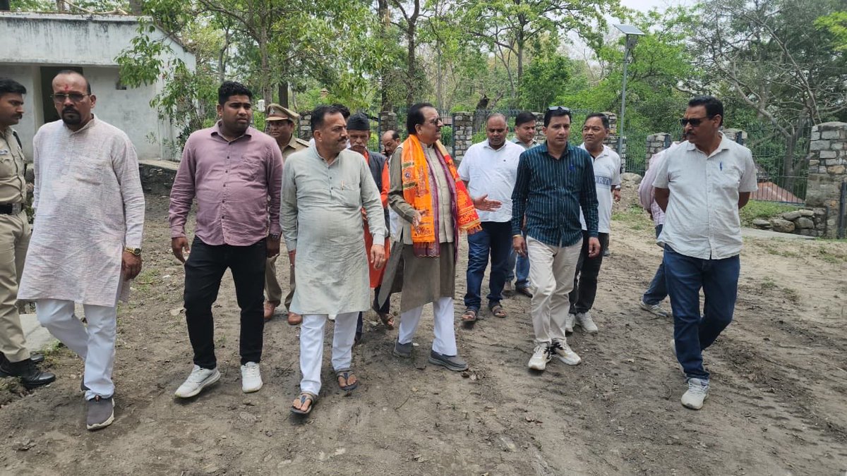 AjaybhattBJP4UK's tweet photo. आज रामनगर सीतावनी में रामायण रिसर्च काउंसिल द्वारा आगामी 16 मई से आयोजित होने वाली श्री जानकी कथा के कथा स्थल का निरीक्षण किया।
इस अवसर पर आयोजन की तैयारियों का जायजा लिया एवं संबंधित व्यवस्थाओं पर चर्चा की। https://t.co/1lffeyu9bW