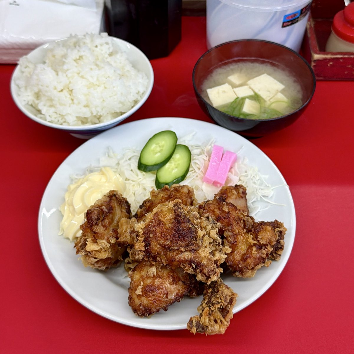 menmusubi's tweet photo. 一楽ラーメン 志免店＠志免町

①もやしラーメン
②みそチャーシューメン
③からあげ定食

福岡のラーメン屋さんで
一番唐揚げが売れるお店🍀
※メンムスビの認識＆感覚値に戻づく

某 中洲の蕎麦屋さんの
カツ丼とまでは言わないけど
かなりの個性派です♪(´ε｀ )

なんかスキなんだよね〜一楽✨ https://t.co/V0JwgMRMh9