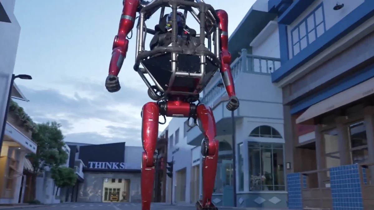 AiWireMedia's tweet photo. Unitree unveiled the GD01, a $650,000 manned robot it calls the world’s first mass-production-ready model. The 500 kg machine has a human cockpit, moves on two or four limbs, and is classified as a civilian vehicle. #Unitree #Robotics #AI #HumanoidRobots https://t.co/BzYJaskXS2