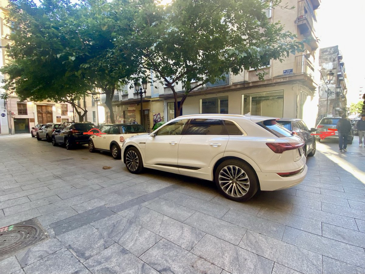 MiquelReal's tweet photo. L'alcaldessa @mjosecatala envia la @policialocalvlc a fregir a multes a joves amb patinet mentre permet que els cotxes circulen i estacionen on els ix de la punta del canvi de marxes, incomplint la normativa i dificultant la vida de veïns i vianants.
El PP és un perill públic. https://t.co/FjQa6PfhkK