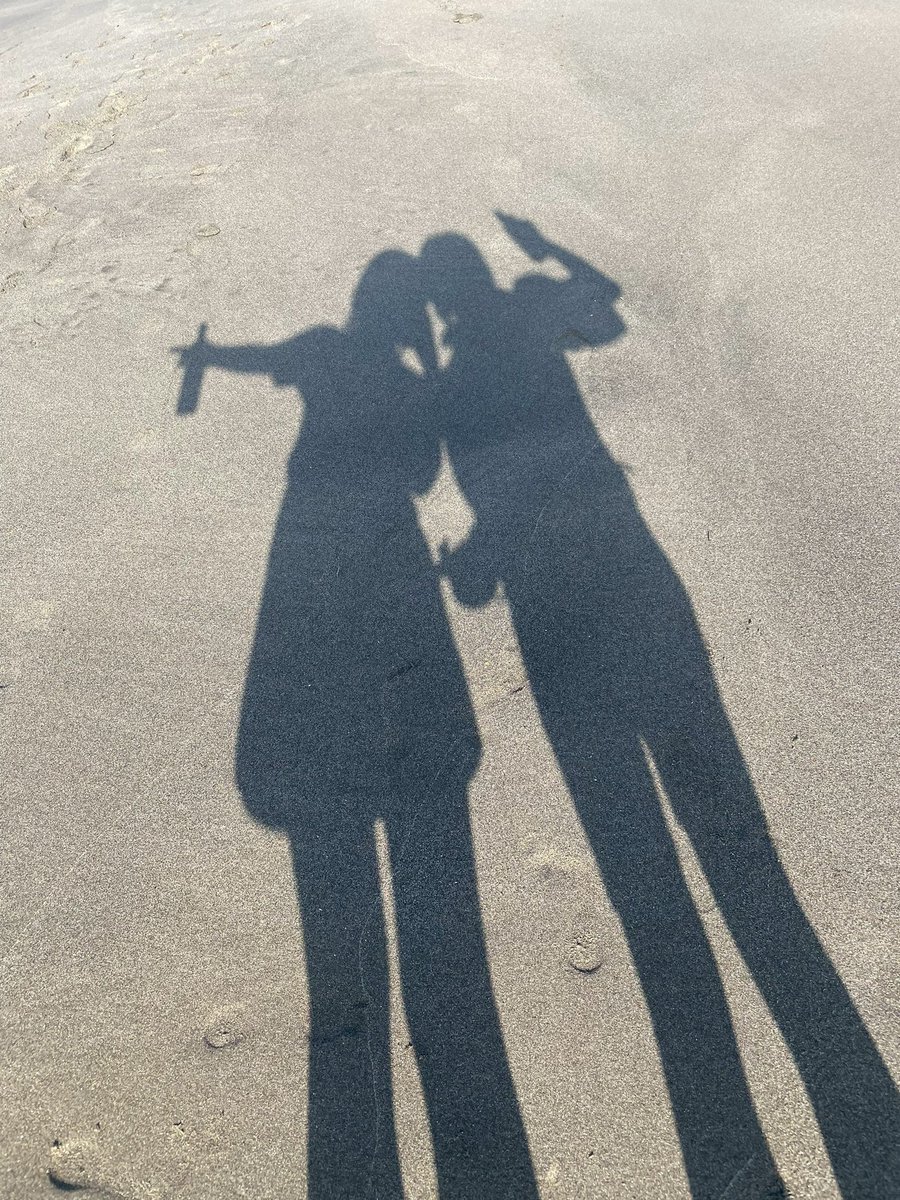 atmoke_z's tweet photo. コンちゃんと聖地巡りin鎌倉🫶🏻
気になってたスイーツを堪能してから鶴岡八幡宮→七里ヶ浜へ🚃
砂浜でコンちゃんのぬいがトンビに取られかけて危なすぎたけど、海はｷﾗｯｷﾗの水面＆穏やかな波がきれいで気持ちよかった🏝️
WAVEがぴったり🌺
最後にユノ兄弟が頼んだ富士山ソーダで締め！たのしかった https://t.co/zG1Eoc4gCD