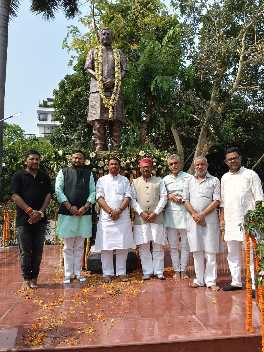mlaarrah's tweet photo. श्रद्धेय सुशील कुमार मोदी जी की द्वितीय पुण्यतिथि पर सुशील कु. मोदी स्मृति पार्क, पटना में उनकी प्रतिमा पर पुष्प अर्पित कर भावभीनी श्रद्धांजलि अर्पित की। जनसेवा, सादगी और बिहार के विकास हेतु उनका योगदान सदैव प्रेरणास्रोत रहेगा।
विनम्र श्रद्धांजलि। 🙏
#SushilKumarModi https://t.co/SAjVWSa71o