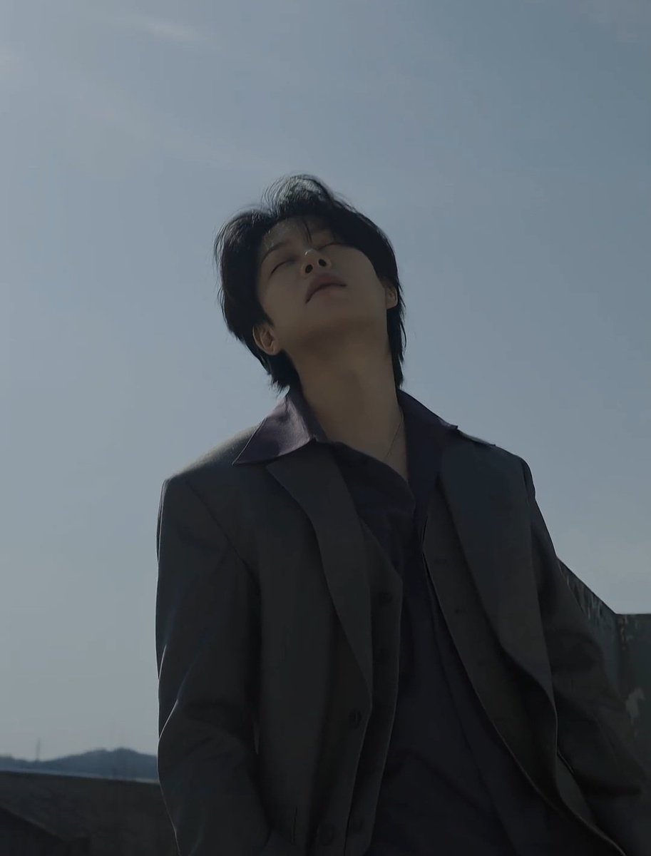 heechulxteukie's tweet photo. HE'S SO UNREAL https://t.co/BW96R0V8V1