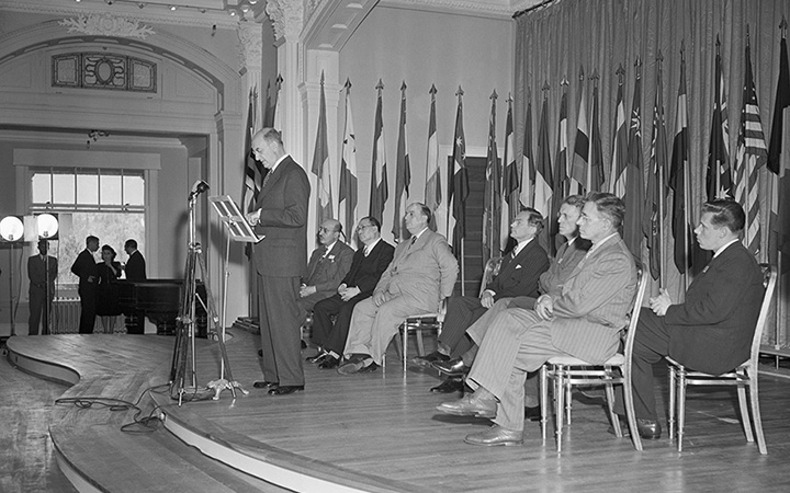 Handre's tweet photo. The Bretton Woods "gold standard" was the most sophisticated monetary fraud in human history, masquerading as sound money while institutionalizing permanent inflation.

Nixon didn't break the gold standard in 1971. He simply admitted what had been true since 1944: the dollar was a fiat currency backed by political promises, not gold. Under Bretton Woods, only foreign central banks could redeem dollars for gold at $35 per ounce, while American citizens faced legal prosecution for owning monetary gold. This was a dollar standard with gold window dressing, not a gold standard.

The Federal Reserve printed dollars with reckless abandon throughout the 1950s and 1960s, knowing full well that domestic prices would rise while foreign governments accumulated increasingly worthless paper. By 1971, the U.S. held 8,100 tons of gold against dollar liabilities exceeding $80 billion. Simple arithmetic: if every foreign central bank had demanded redemption simultaneously, each dollar would have been backed by roughly 3 cents worth of gold.

Free market economists warned this charade would collapse under its own contradictions. How can you maintain a fixed exchange rate while inflating the money supply? You can't. Charles de Gaulle figured this out in 1965, converting France's dollar reserves into gold and calling the system an "exorbitant privilege" for American money printers. Other nations quickly followed suit, draining Fort Knox and forcing Nixon's hand.

An entire generation learned to associate "gold standard" with this bastardized hybrid system. When modern economists dismiss gold-backed money as unworkable, they're really dismissing a system that never existed in the first place.