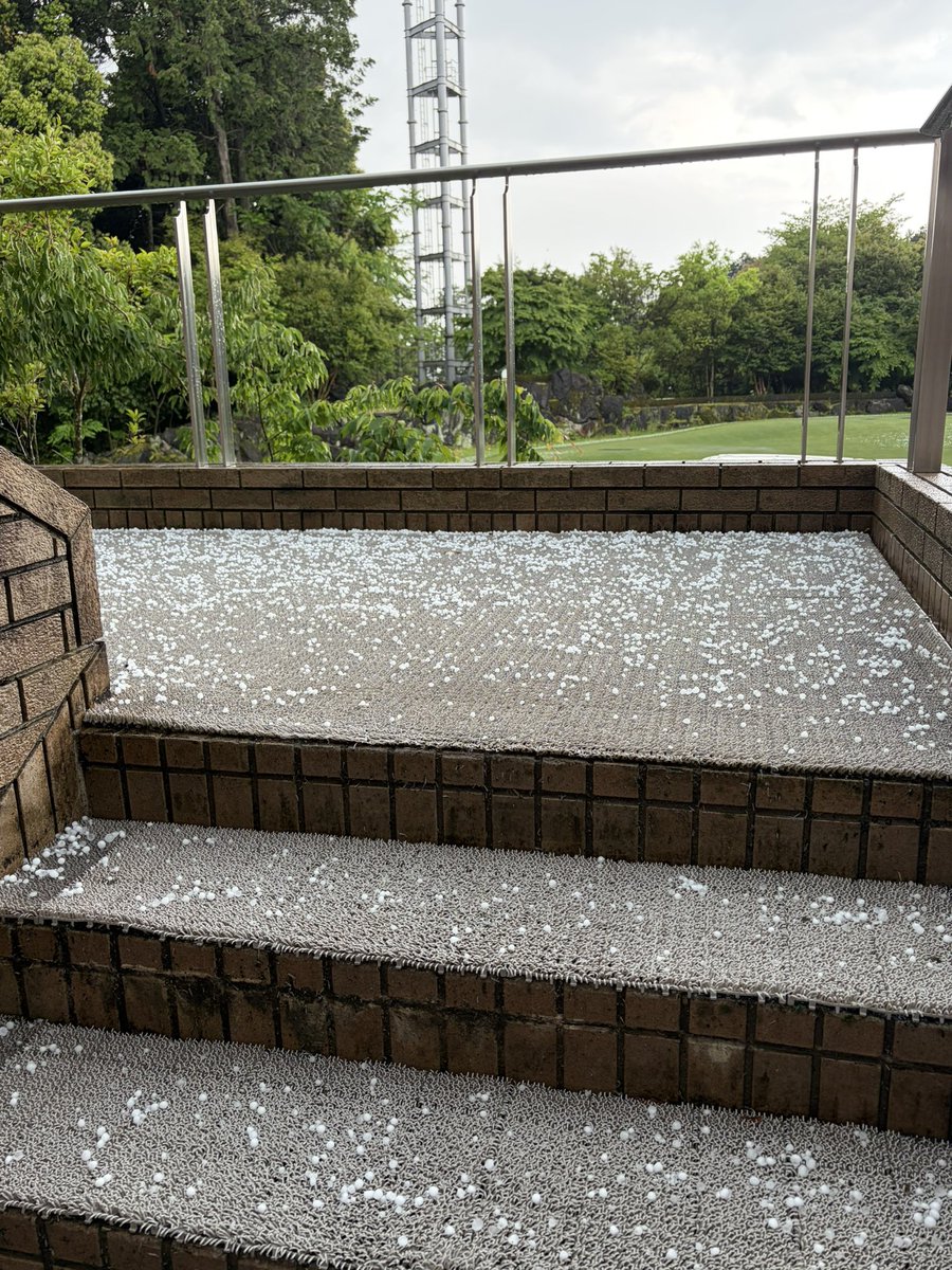 hosoken1112's tweet photo. 雷⚡️に雹❄️🫧でビックリ😱 https://t.co/VJhNdjmcep