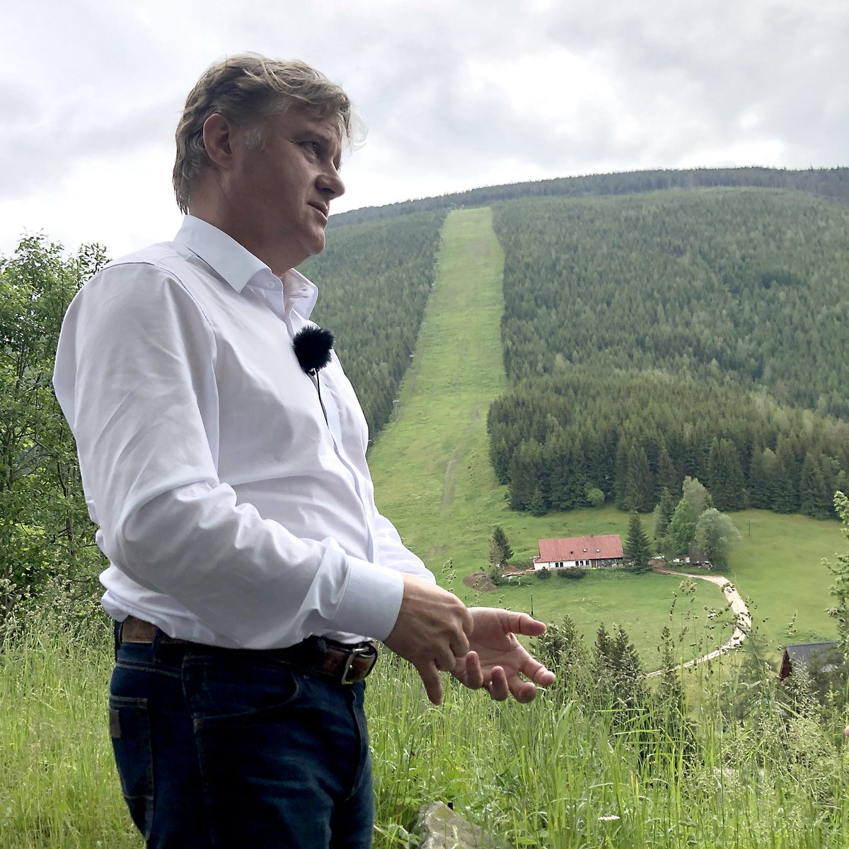 SenatSTANcz's tweet photo. Novela stavebního zákona má urychlit výstavbu. Ale za jakou cenu?

„Pro mě je ta kombinace nového vedení národního parku a novela stavebního zákona velmi nebezpečná,“ říká předseda Senátorského klubu STAN a starosta Vrchlabí Jan Sobotka.
Upozorňuje, že zjednodušení pravidel může otevřít cestu k masivní výstavbě apartmánů i v citlivých oblastech. Ty přitom často neslouží k bydlení, ale ke krátkodobým pronájmům.
„Ty byty jsou prázdné nebo využívané jako Airbnb. Pro město nejsou přínosem. Slaví se tam narozeniny, jezdí se tam na dovolenou a lidé, kteří tam bydlí, tak trpí.“
Obce v okolí národních parků už dnes čelí tlaku developerů. Nová pravidla podle nás nesmí oslabit ochranu přírody ani zhoršit život místních obyvatel.
„Nejvyšším právem tohoto zákona bude stavba, a ostatní práva tím budou potlačena. To se nám zdá, že je pro ústavní pořádek zásadní.“
Za senátorský klub STAN tak Sobotka sděluje, že zváží podání ústavní žaloby, pokud novela zákona projde. „Nejvyšším právem tohoto zákona bude stavba, a ostatní práva tím budou potlačena. To se nám zdá, že je pro ústavní pořádek zásadní,“ říká Sobotka. 🌲