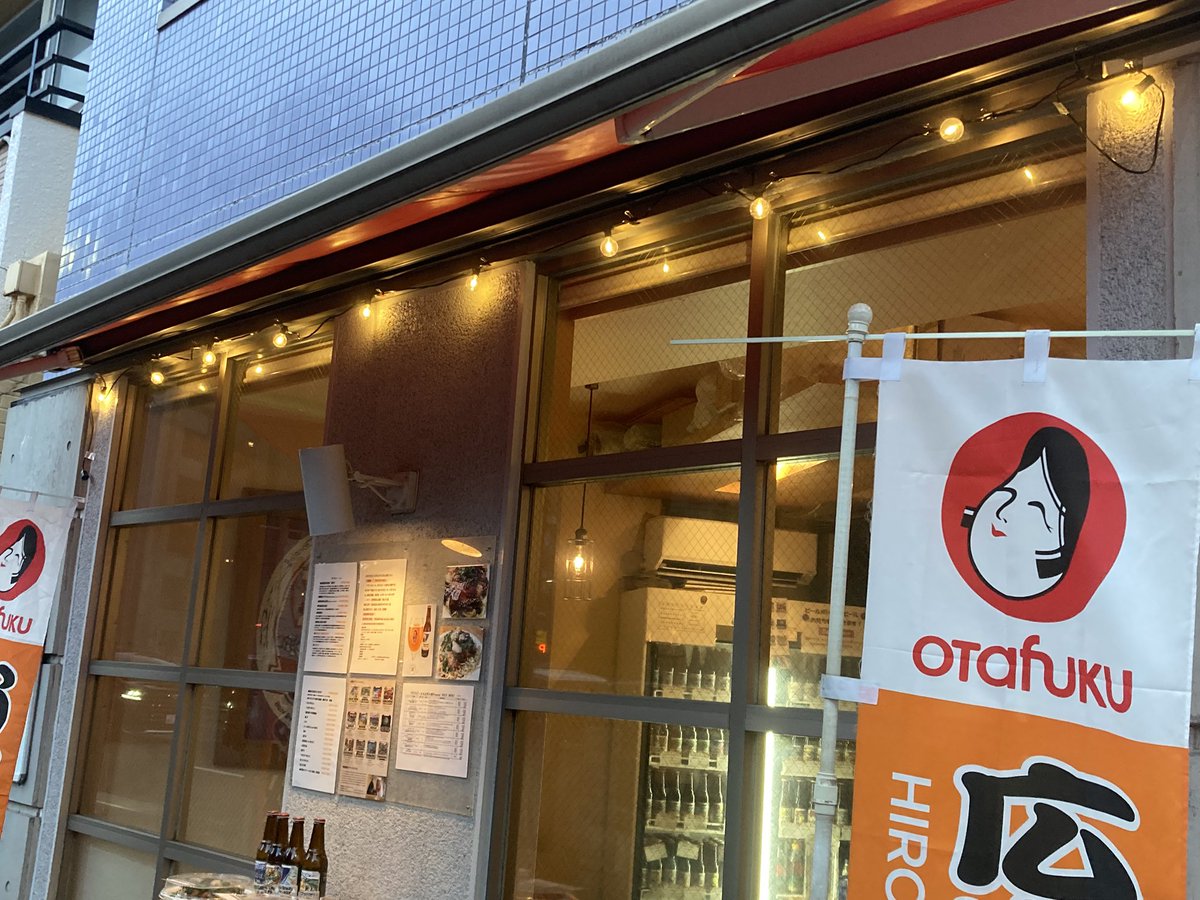 g1pad's tweet photo. １０年ぶりにメイン看板の切れた蛍光灯３本を交換。やはり良い！ストリングライトで明るく、お客様が増えた？たったこれだけ？１０周年 https://t.co/s1RAgFgS0y
