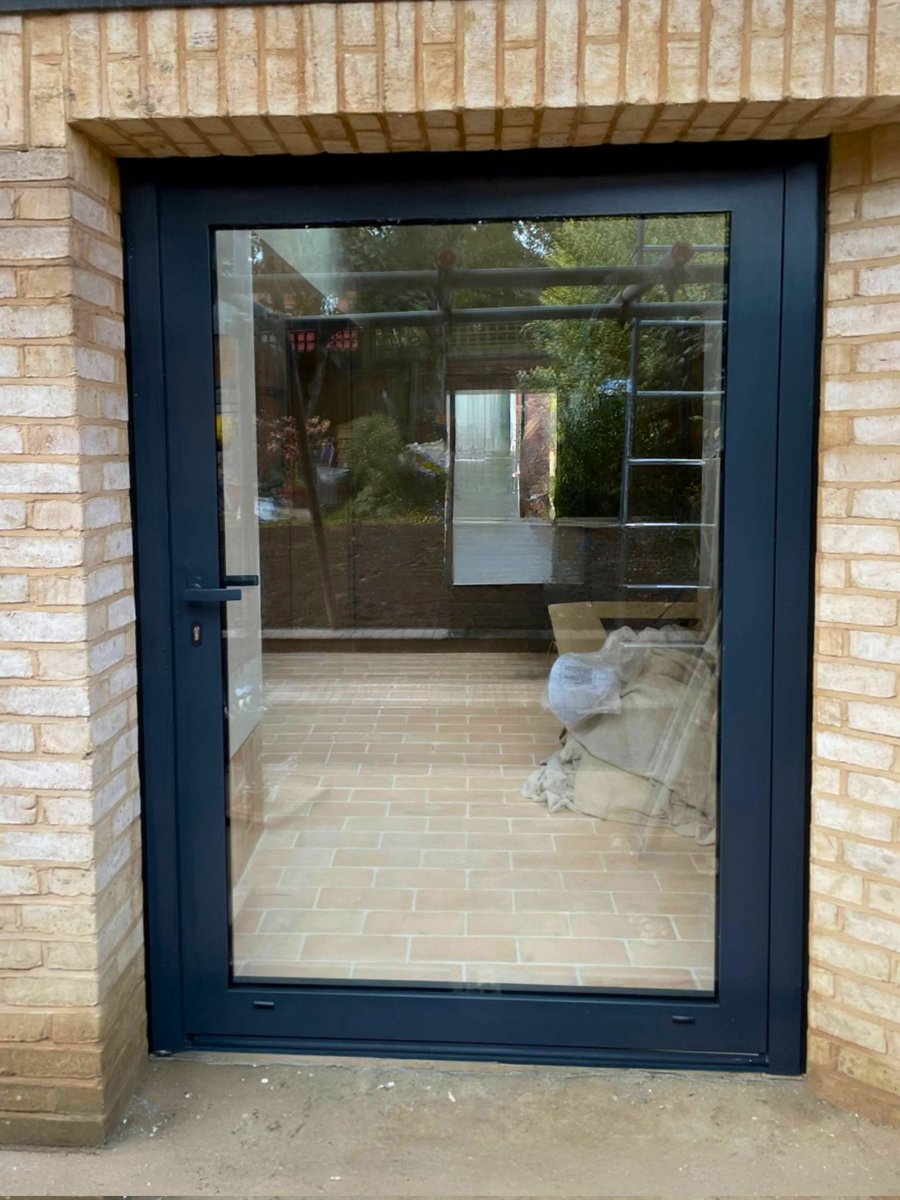 yordltd's tweet photo. 🔨 Design Drop Wednesday 🔨

This week’s #DesignDropWednesday highlights pivot doors and windows. 🚪🪟
Unlike traditional side-hinges, pivot systems rotate on an internal axis, allowing for much larger, heavier, and more dramatic openings than standard doors or windows.

#pivot https://t.co/xgdjl4yUaG