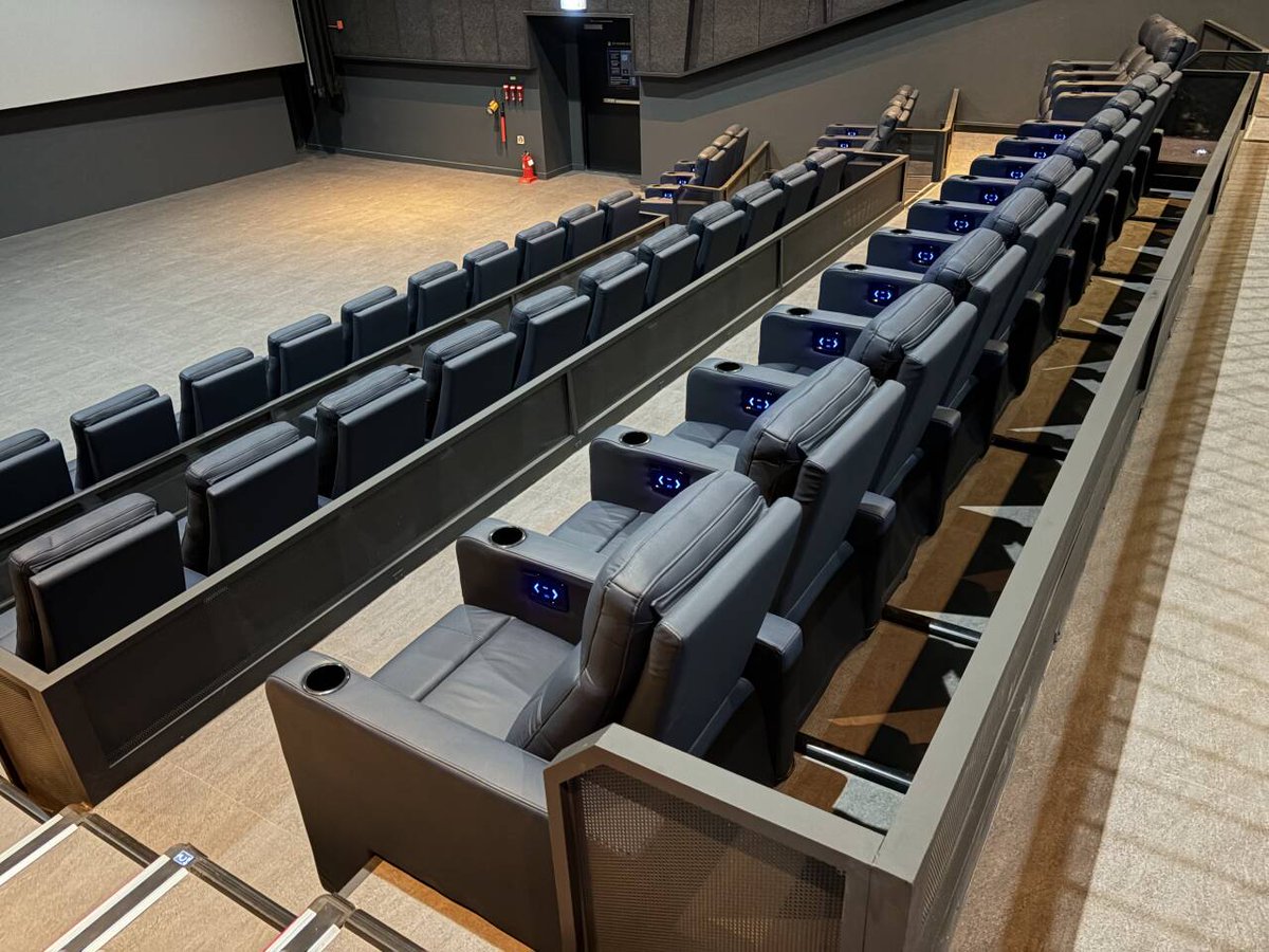 LeadcomSeating's tweet photo. 🎬 Lotte Central Rock Cinema in South Korea just upgraded with 198 Chelsea LS-815 Zero Gravity recliners!
https://t.co/uhLoYEZapZ 
#CinemaSeating #ZeroGravityRecliner #ProjectShowcase https://t.co/ypOsjhIZZx