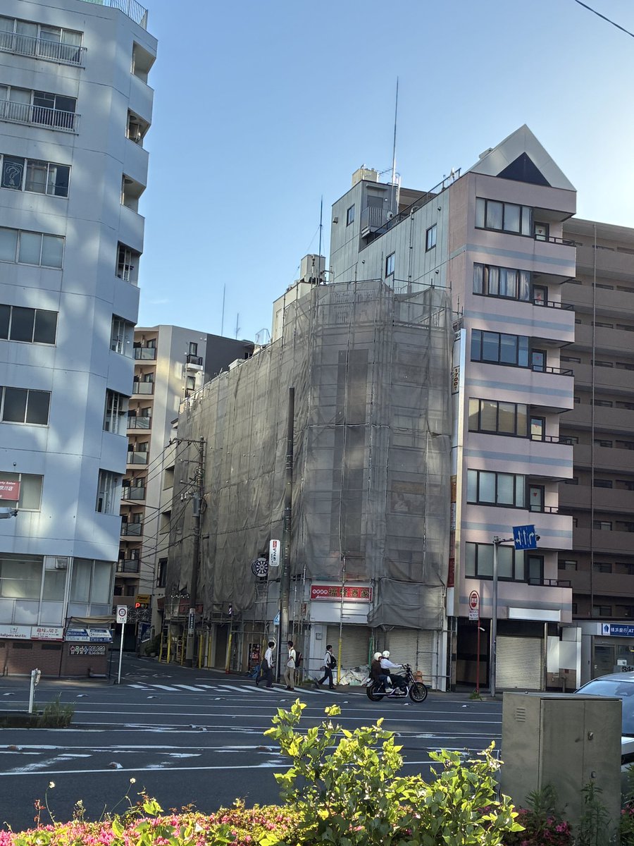 Sugi_Mebius's tweet photo. 昨日もありがとうございました^ ^
なかなか少数精鋭で激しかった笑
メビウスのビルは大家さんが代わり、外装内装を補修するらしく
いろいろビニールだらけですが、営業してますよー^ ^
階段もビニール敷いてあって危ないからエレベーター使ってくださいね^ ^
そんな感じでメビウスおーぷーんっっ！ https://t.co/1CAyd5q8uo