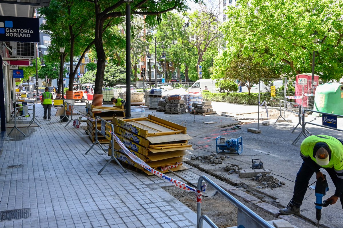 VlcMobilitat's tweet photo. 🚧Recorda que s'estan executant obres que ocupen la vorera i part de la calçada en la intersecció de St Francesc de Borja amb el c/d’Alzira (📍#Arrancapins) per a convertir-la en una zona per a #vianants de 500 m2.

Cofinançat per l' #IVACE i la #UE 🇪🇺

#MobilitatVLC https://t.co/SrEGyE8CoY
