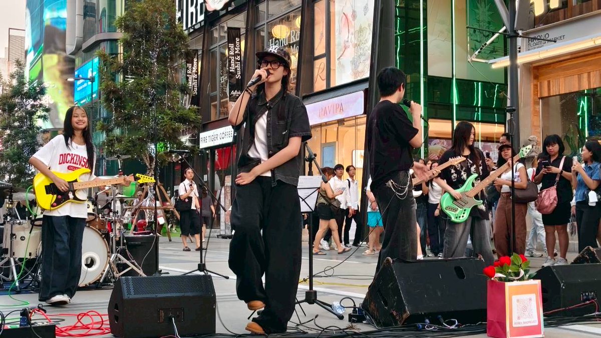 TMingfah16081's tweet photo. Vibes ดีไม่ไหว! ศุกร์-เสาร์-อาทิตย์ ใครเหงามาเจอกันหน้า AIS Siam นะ มีดนตรีสดให้ฟังยาวๆ พื้นที่เปิดกว้างให้ทุกคนจริงๆ ใครเคยมานั่งฟังเพลงที่นี่แล้วประทับใจวงไหนที่สุด?

#AimaShowxDMD #aissiam #GirlRulesSeriesEP9 #music https://t.co/UlOsqEQQfB