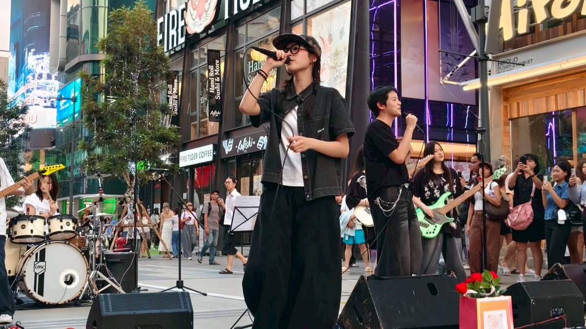 TMingfah16081's tweet photo. Vibes ดีไม่ไหว! ศุกร์-เสาร์-อาทิตย์ ใครเหงามาเจอกันหน้า AIS Siam นะ มีดนตรีสดให้ฟังยาวๆ พื้นที่เปิดกว้างให้ทุกคนจริงๆ ใครเคยมานั่งฟังเพลงที่นี่แล้วประทับใจวงไหนที่สุด?

#AimaShowxDMD #aissiam #GirlRulesSeriesEP9 #music https://t.co/UlOsqEQQfB