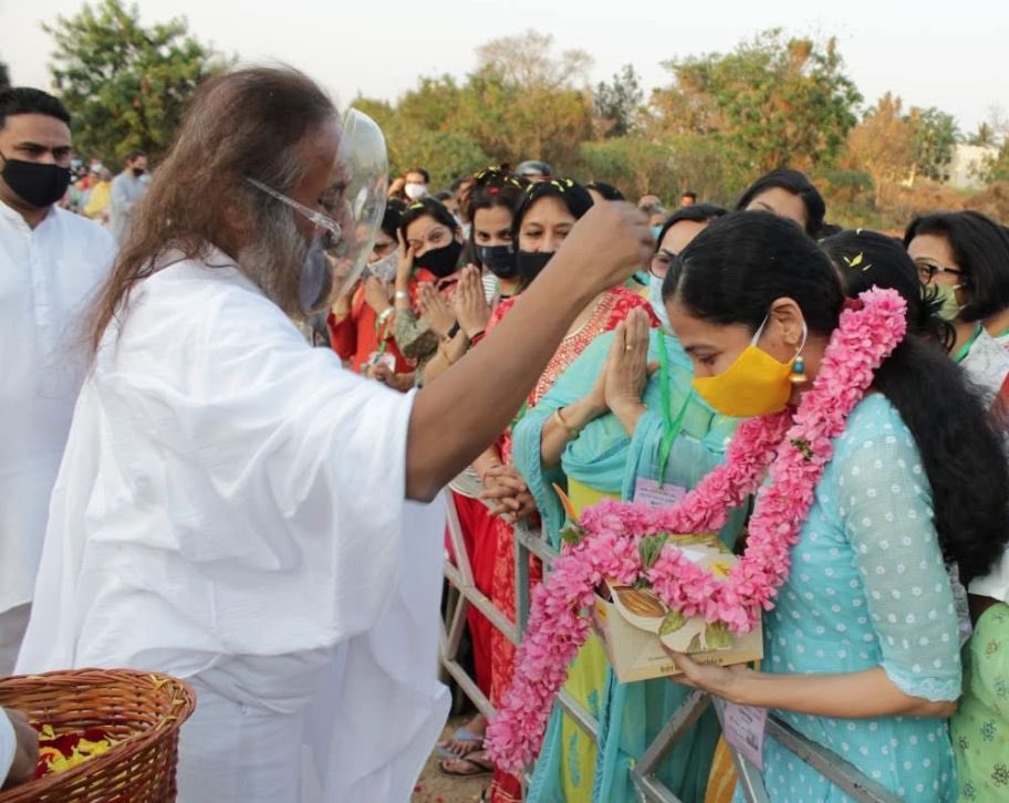 65df2fa1a3bc422's tweet photo. Happy B’day to my Gurudev,words feel too small .How do I express the inexpressible. Your presence is not just guidance,it is grace.
Not just wisdom,but a living divinity that transforms hearts.
#Gurudev70 #TeraMay https://t.co/tIacduRGfr