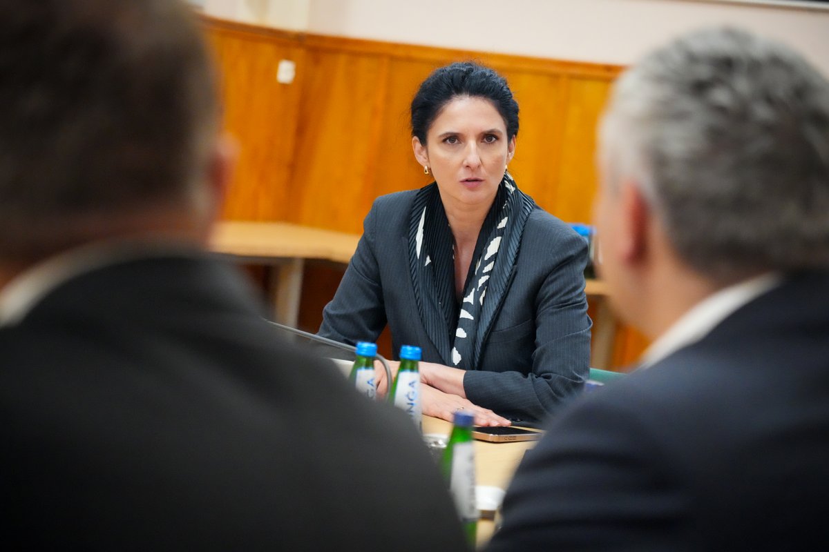 WojewodzkiUrzad's tweet photo. #Dolnośląskie. Wojewoda @AZabska uczestniczyła w podsumowaniu realizacji programu OLiOC w 2025 r. w powiecie ząbkowickim. Pula rządowych środków jakimi tam dysponowano to 8,4 mln zł. Kupiono sprzęt podnoszący bezpieczeństwo mieszkańców oraz odporność samorządów na kryzysy. https://t.co/Kql6Rofwiv