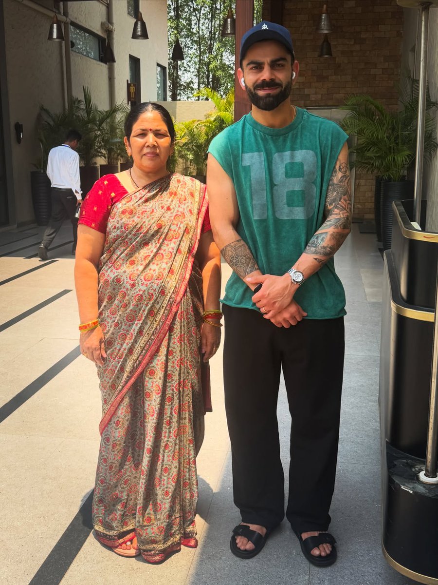 ImTanujSingh's tweet photo. RINKU SINGH'S MOTHER &amp; SISTER WITH VIRAT KOHLI IN RAIPUR. ♥️

- King Kohli, favourite of all. https://t.co/HgzHIAGOkM