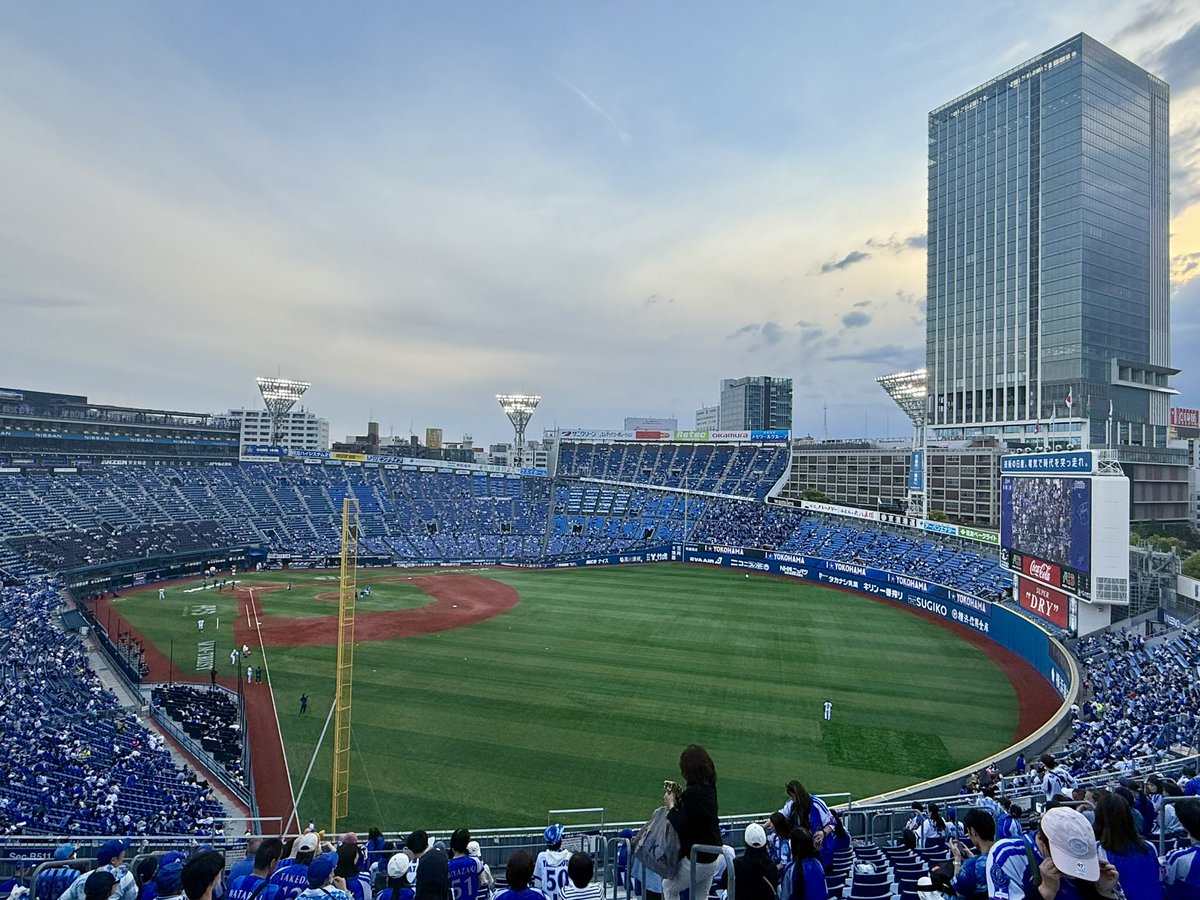 DeBay2019's tweet photo. 後から席に着いた後ろの席のオバさんに思い切りバッグだか荷物を背中にブチ当てられた😣
俺くらいの体格でも前に倒れたくらいだからスゲぇ衝撃やで😩
笑いながらスミマセン…って男だったらブチ◯ろしてたな😤
もう何が起こるか分からん！球場怖いわ😖 https://t.co/Hf06OssSSz