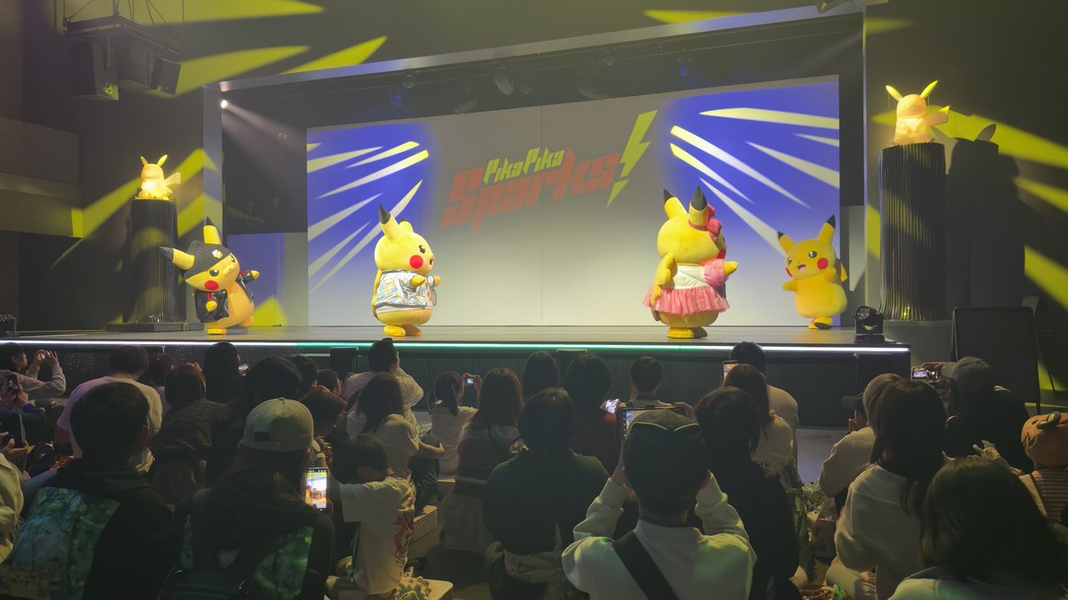 Klamus's tweet photo. Dentro del gimnasio de Ciudad Juncal se realizaba el espectáculo “Pika Pika Sparks!”. Nos gustó más el pre y post show con la musica y los pikachus haciendo monerías que el propio show, ya que era bastante flojete. https://t.co/matIpfphpK