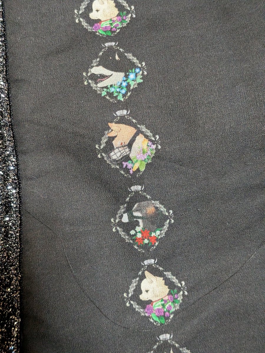 mikan09516's tweet photo. 狂信者のパレードの服が来た

裏地スッゲ…犬かわよ…語彙が
モノ創りの妖精達…ありがとう🙏😇

着てみたりしたがまつのさんの体格が
バチボコに良いということが判明した(サイズ余りしましたわ！！男女の体格差ぁぁ！ https://t.co/h6IDFiBGhM