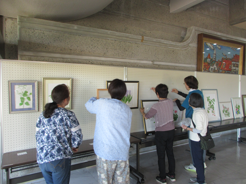lakeecho3877's tweet photo. 本日5月13日より、レイクボタニカルアート作品展が始まりました！会場にはデコポンやタケノコ、色鮮やかな朝顔など、細部まで丁寧に描かれた植物画が並んでいます。設営中も笑顔が絶えず、和やかな雰囲気。感性が光る力作を、ぜひ会場でご覧ください。
#ボタニカルアート #植物画 #作品展 #アート https://t.co/b5TVLWB1xR