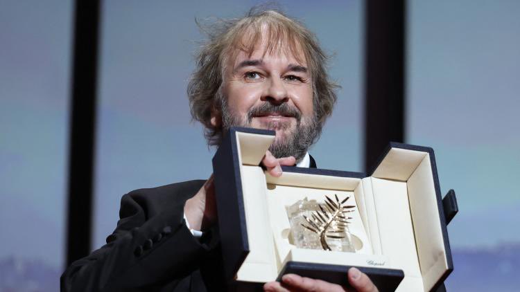 cinebreakfr's tweet photo. Peter Jackson a révélé que lors de sa première montée des marches au Festival de Cannes, il avait été expulsé parce qu’il portait un short 😅 https://t.co/oEXC3aeiST