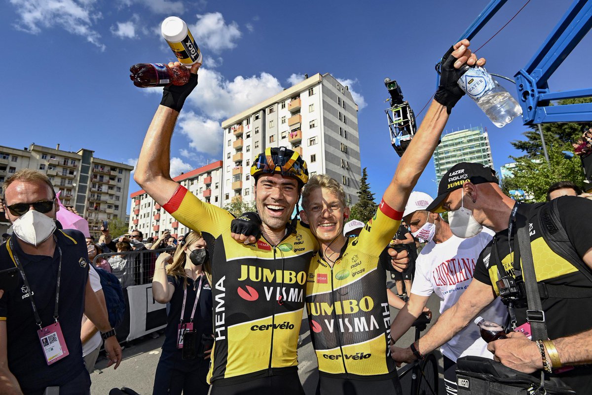 vismaleaseabike's tweet photo. 🇮🇹 #giroditalia

On this day, four years ago, in the same finish town, a piece of 𝗬𝗲𝗹𝗹𝗼𝘄 𝗕. 𝗵𝗶𝘀𝘁𝗼𝗿𝘆 was written. 

After an incredible team performance, Koen claimed his first ever Giro stage victory, the start of a Giro that would become truly special for the Dutchman. ✨