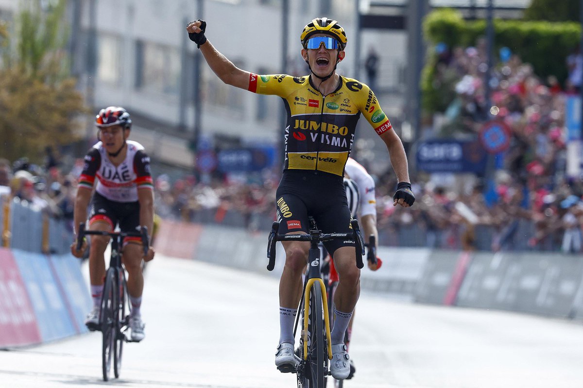 vismaleaseabike's tweet photo. 🇮🇹 #giroditalia

On this day, four years ago, in the same finish town, a piece of 𝗬𝗲𝗹𝗹𝗼𝘄 𝗕. 𝗵𝗶𝘀𝘁𝗼𝗿𝘆 was written. 

After an incredible team performance, Koen claimed his first ever Giro stage victory, the start of a Giro that would become truly special for the Dutchman. ✨
