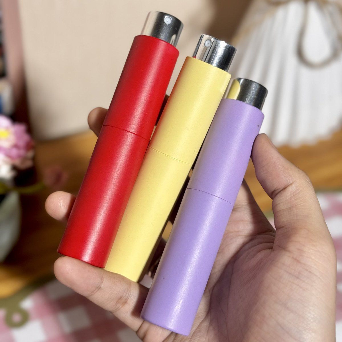 hotdeestuffs's tweet photo. Buat aku yg kadang mager bawa parfum gede karena menuhin tas, beli botol travel size adalah kunci👍🏻 https://t.co/NXZ6VHLdC5