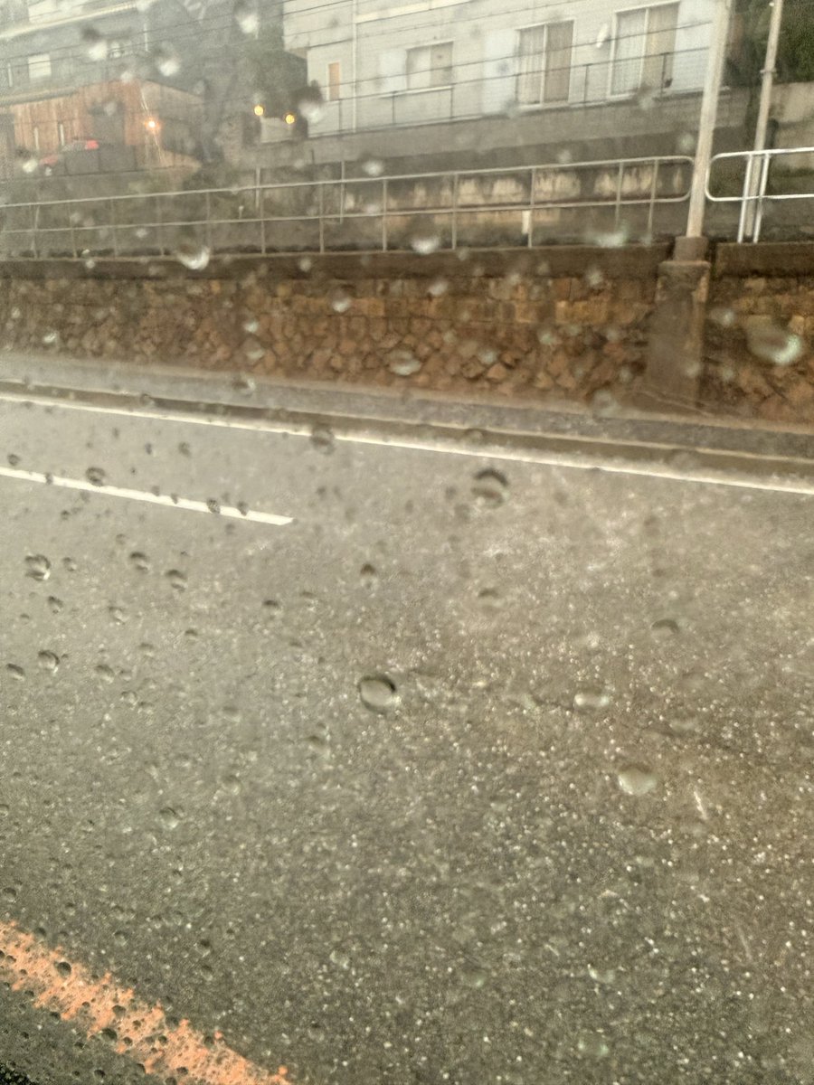 heihei0079's tweet photo. 須磨の辺りで雹降ってきた… https://t.co/A8AQ7MlSX0