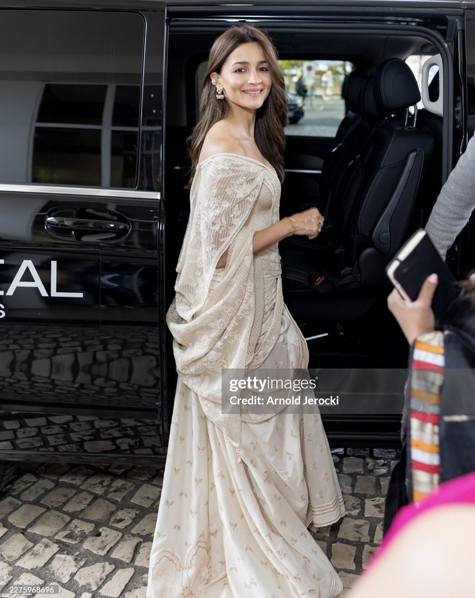 AliaHourly's tweet photo. alia bhatt for the day 2 of cannes film festival https://t.co/GP5Hym0c7Y