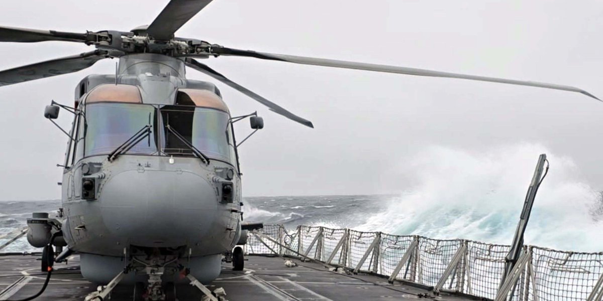Royal Navy tweet media