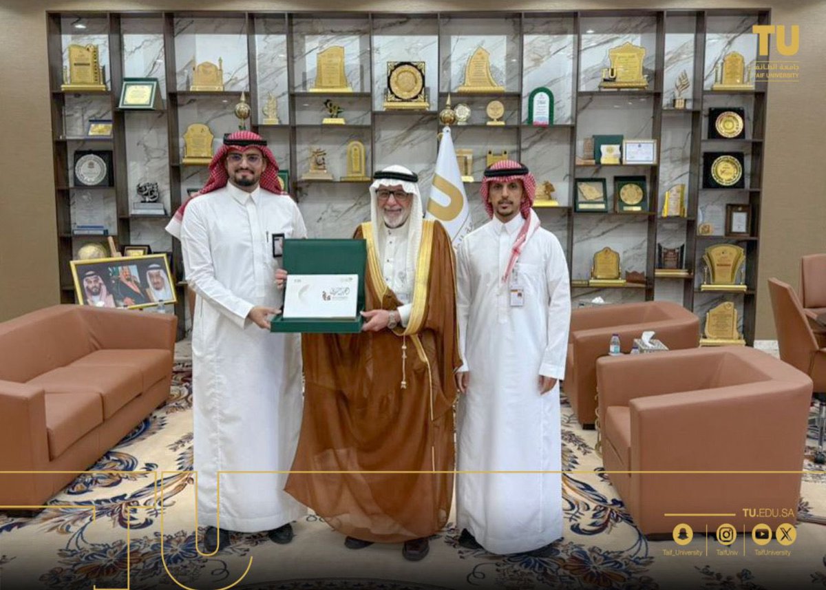 TUmoments's tweet photo. استقبل سعادة رئيس #جامعة_الطائف أ.د. يوسف بن عبده عسيري؛ مدير مستشفى طب الأسنان الجامعي د. علي بن عبدالله القرني ، واطّلع سعادته خلال اللقاء على التقرير السنوي للمستشفى لعام 2025م والخطة التشغيلية والاستراتيجية وما تضمّنته من مؤشرات أداء ومبادرات تطويرية وأفكار نوعية تسهم في الارتقاء بالخدمات التعليمية والتدريبية والعلاجية.
وأشاد سعادة رئيس الجامعة بما تضمّنه التقرير من جهود متميزة مؤكداً أهمية مواصلة العمل على تطوير منظومة مستشفى طب الأسنان الجامعي بما يعزز جودة الخدمات المقدمة ، ويدعم دوره التعليمي والمجتمعي ويواكب تطلعات الجامعة نحو التميز المؤسسي وخدمة المجتمع.