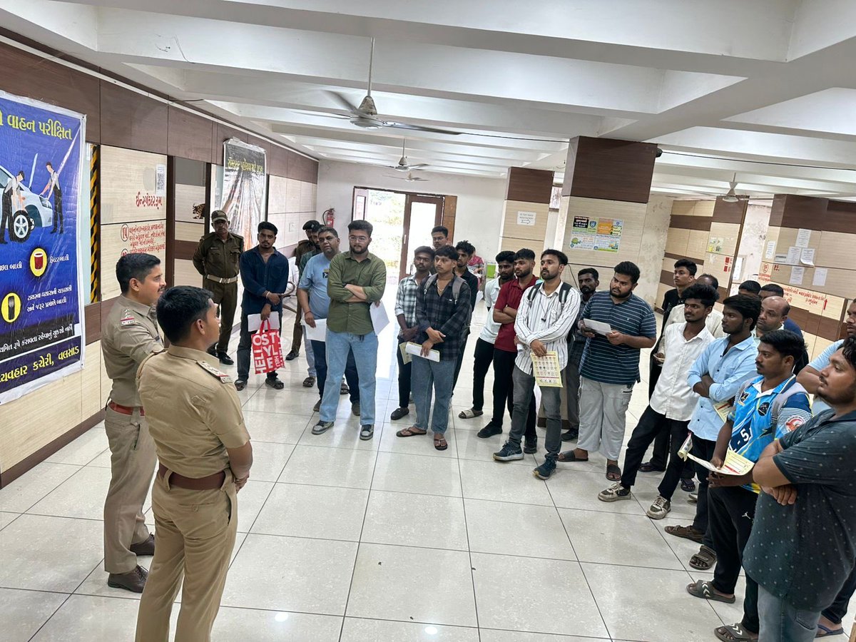 rtovalsad's tweet photo. વલસાડ: RTO વલસાડ ખાતે આર.ટી.ઓ. ઇન્સ્પેક્ટર દ્વારા ડ્રાઇવિંગ ટેસ્ટના ઉમેદવારો માટે માર્ગ સલામતી કાર્યક્રમ યોજાયો. 🚦 જેમાં ટ્રાફિક નિયમો અને સુરક્ષિત ડ્રાઇવિંગ અંગે જરૂરી માર્ગદર્શન આપવામાં આવ્યું હતું. 🚗🛡️ 🏍️🛣️@sanghaviharsh @GRSAofficial @COTGuj_office @collectorvalsad https://t.co/GbBixvq7tf