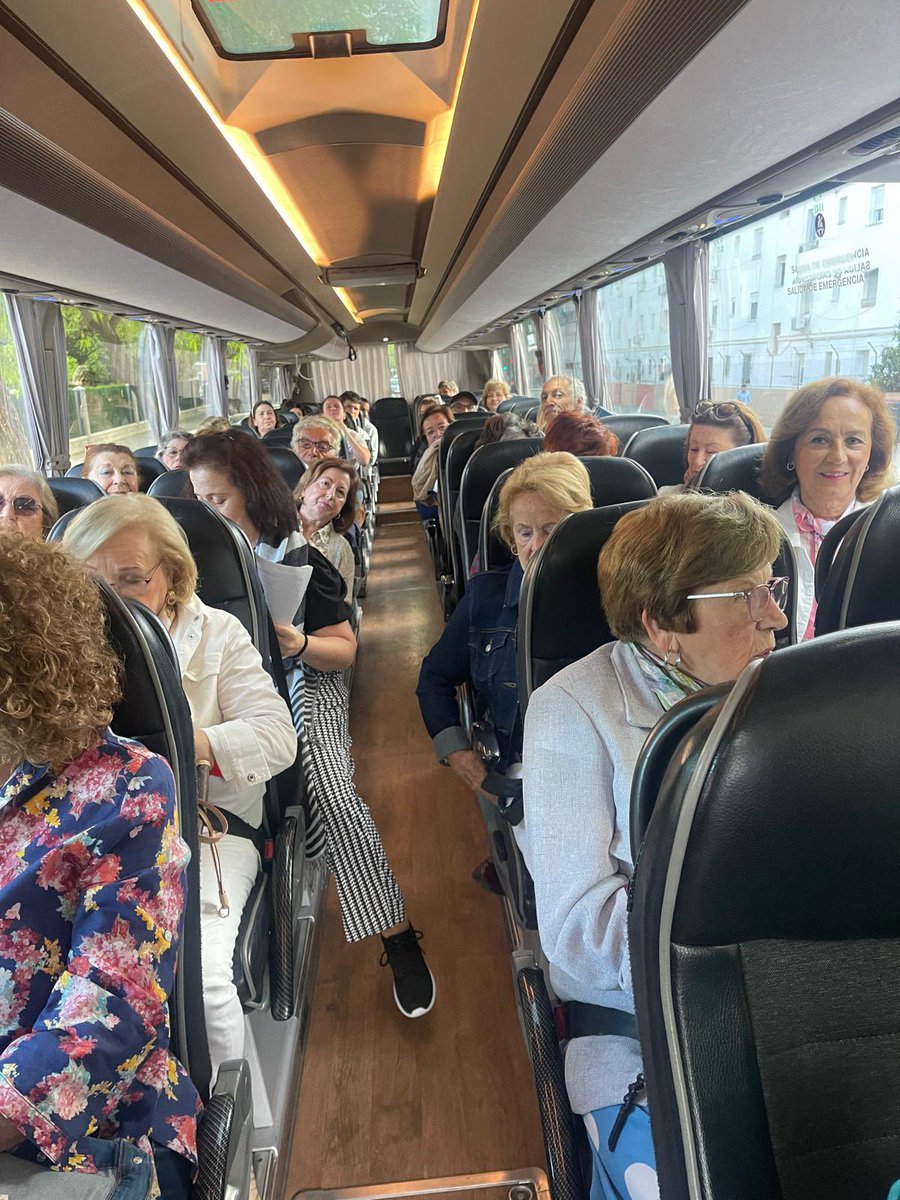 Dto_Sur's tweet photo. 🚌 Hoy nuestros vecinos y vecinas han puesto rumbo a Córdoba en una nueva salida organizada por el Distrito Sur. ☀️🌸

Seguimos fomentando la convivencia y ofreciendo actividades para disfrutar juntos de ciudades y rincones con encanto. 💙

#DistritoSur #SevillaEstáEnMarcha https://t.co/8PpmOQa0rb